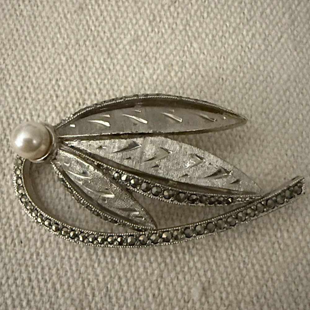 Sphinx Signed Vintage Silver Plated Marcasite & Faux Pearl Brooch. 1950-60’s. - Picture 2 of 5